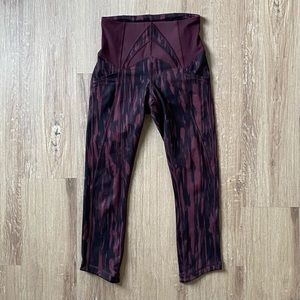 LULULEMON Exquisite Crop Painted Animal Bordeaux Drama / Black, Size 4, EUC